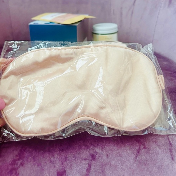 🌸Spa 5 piece gift set. Set includes soap, clay mask, bath salt, candle eye mask - Picture 8 of 13